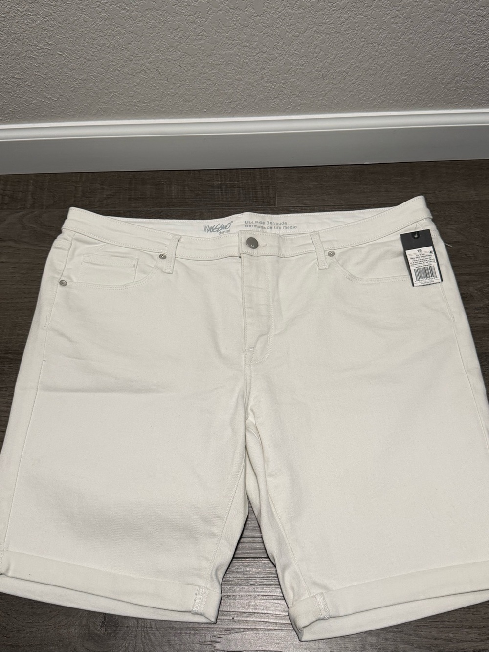 Women’s Mossimo White Mid Rise Bermuda Denim Shorts Size 18, NWT